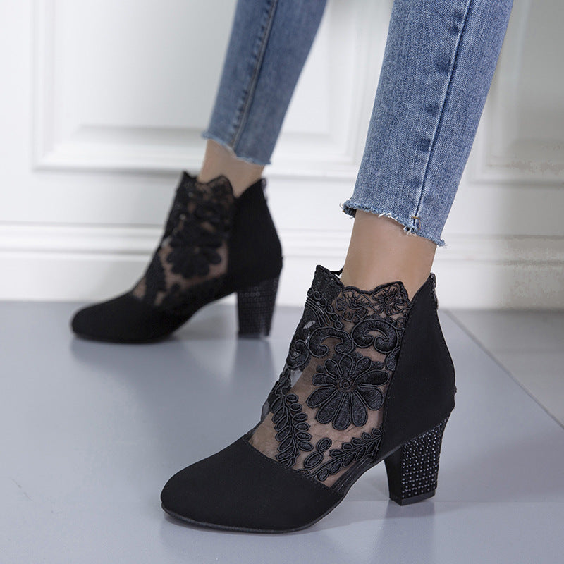 2026 Modische Damen-Sandalen mit Blumenmuster, Spitze, geschlossener Zehenpartie und hohem Absatz