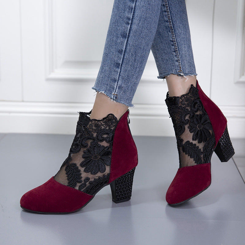 2026 Modische Damen-Sandalen mit Blumenmuster, Spitze, geschlossener Zehenpartie und hohem Absatz